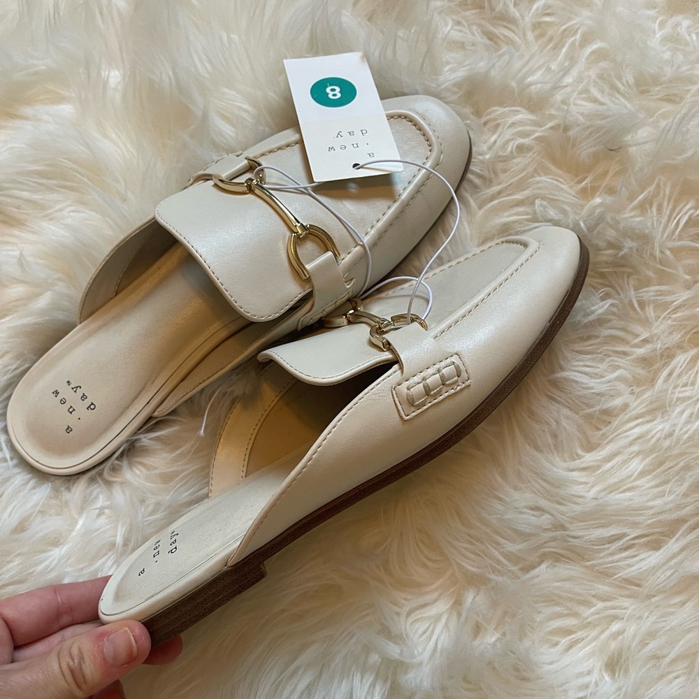 Women’s slip on flats - NEVER WORN TAGS ON